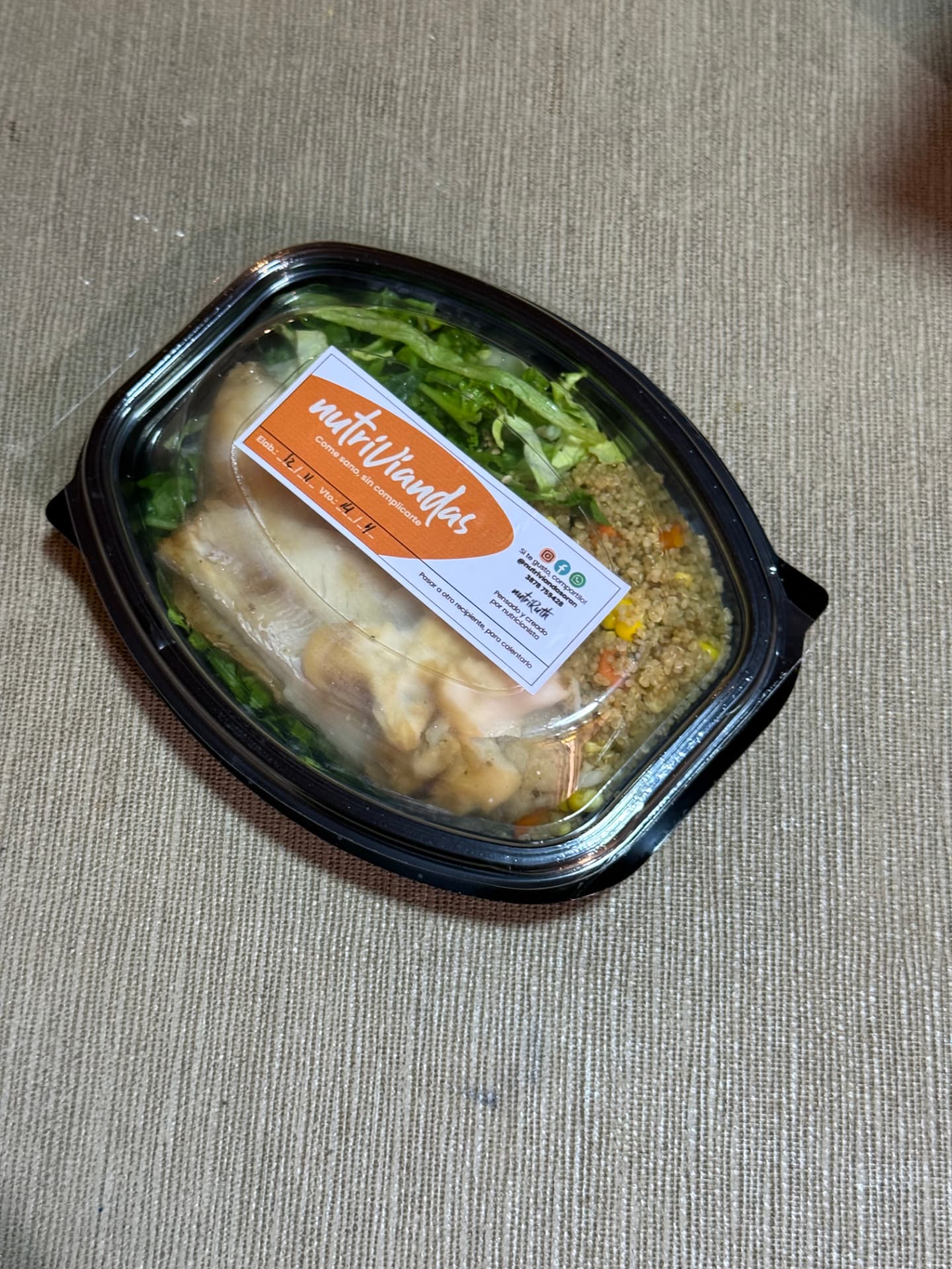 Vianda con pollo, quinoa y lechuga fresca